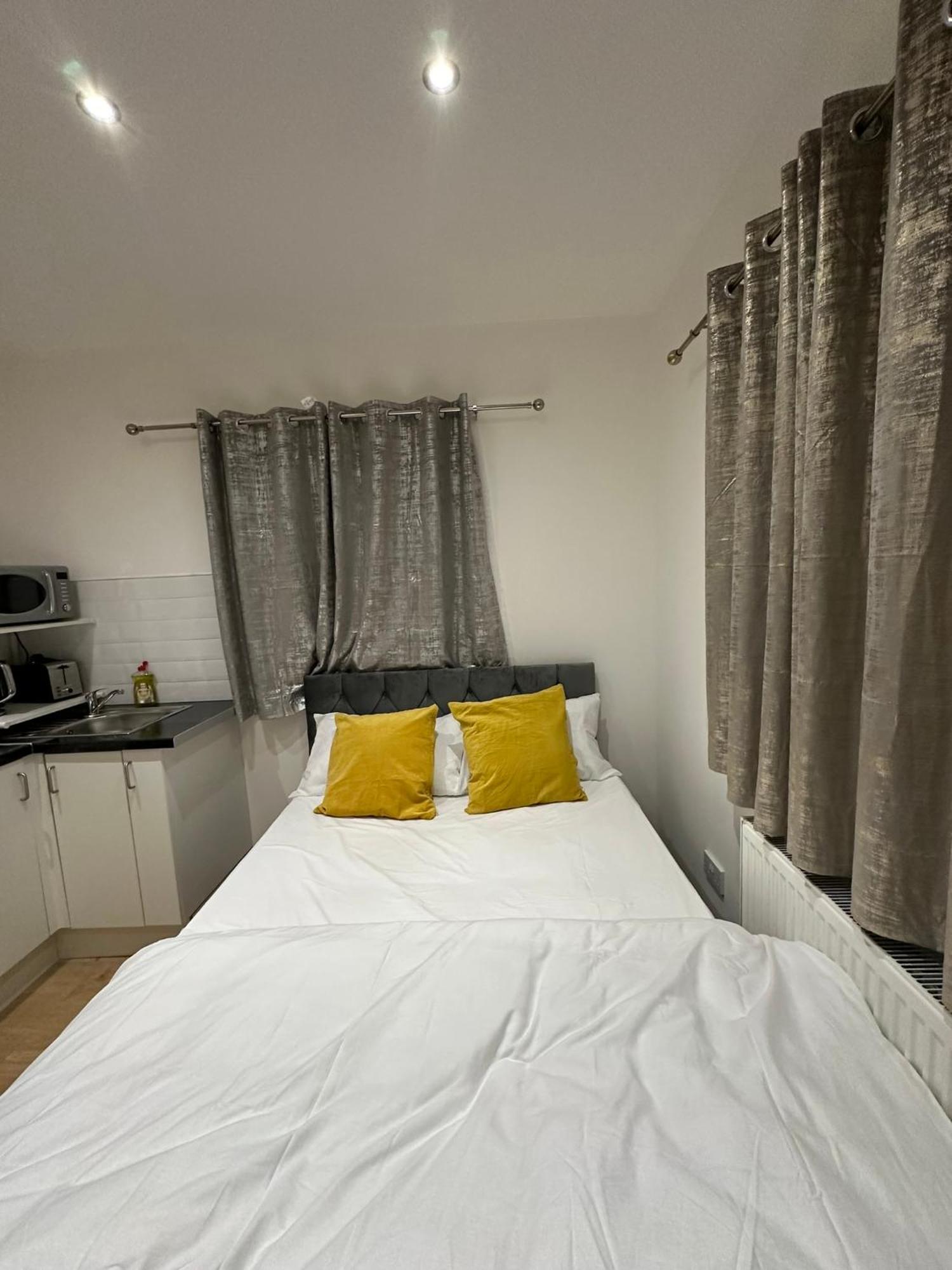 Luxury Ensuite 2Nd Studio Flat With Great Views In Keedonwood Road With Fully Own Bathroom Newly Added And Private Kitchenette Bromley Exterior foto